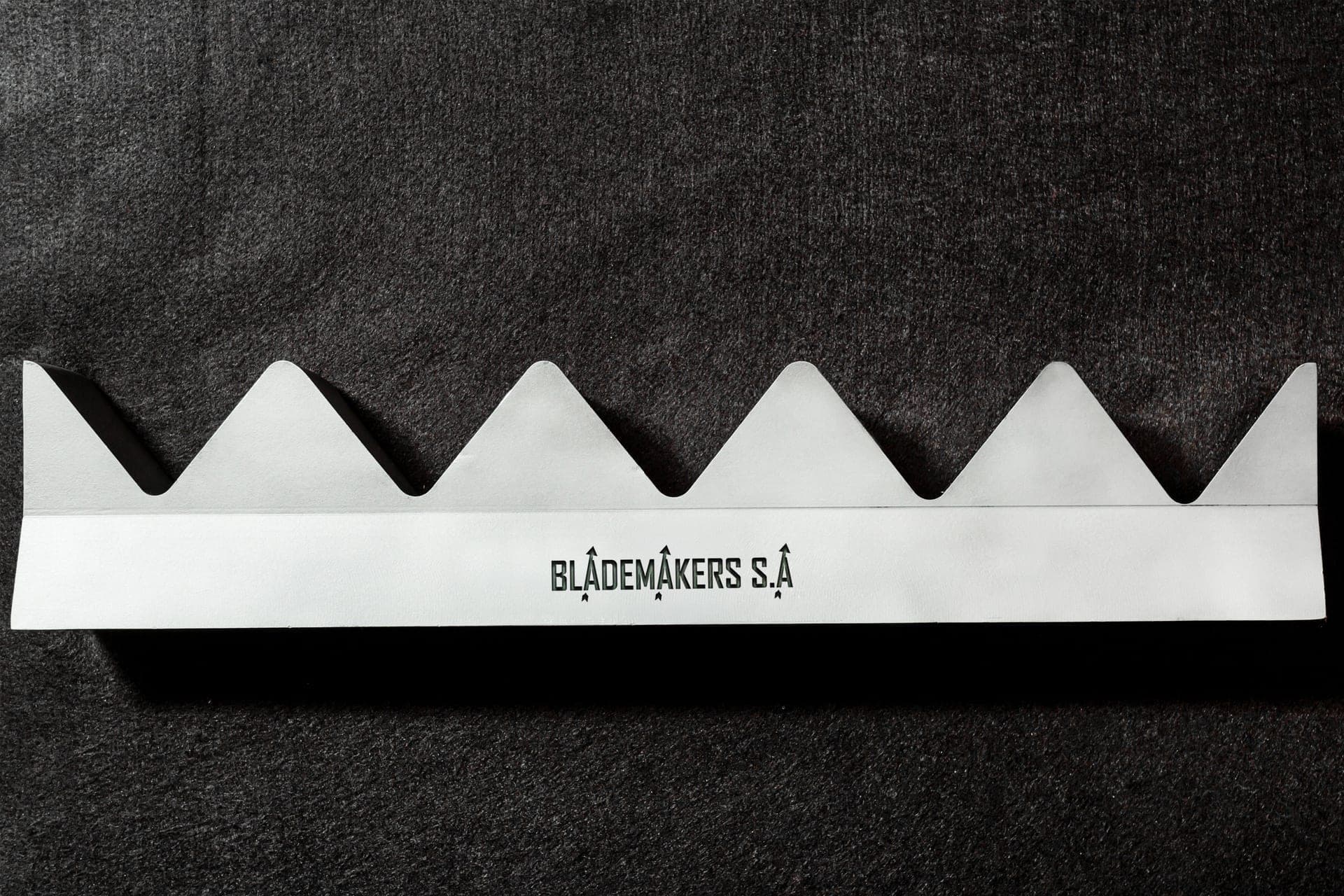 Serrated chipper knife for timber and forestry