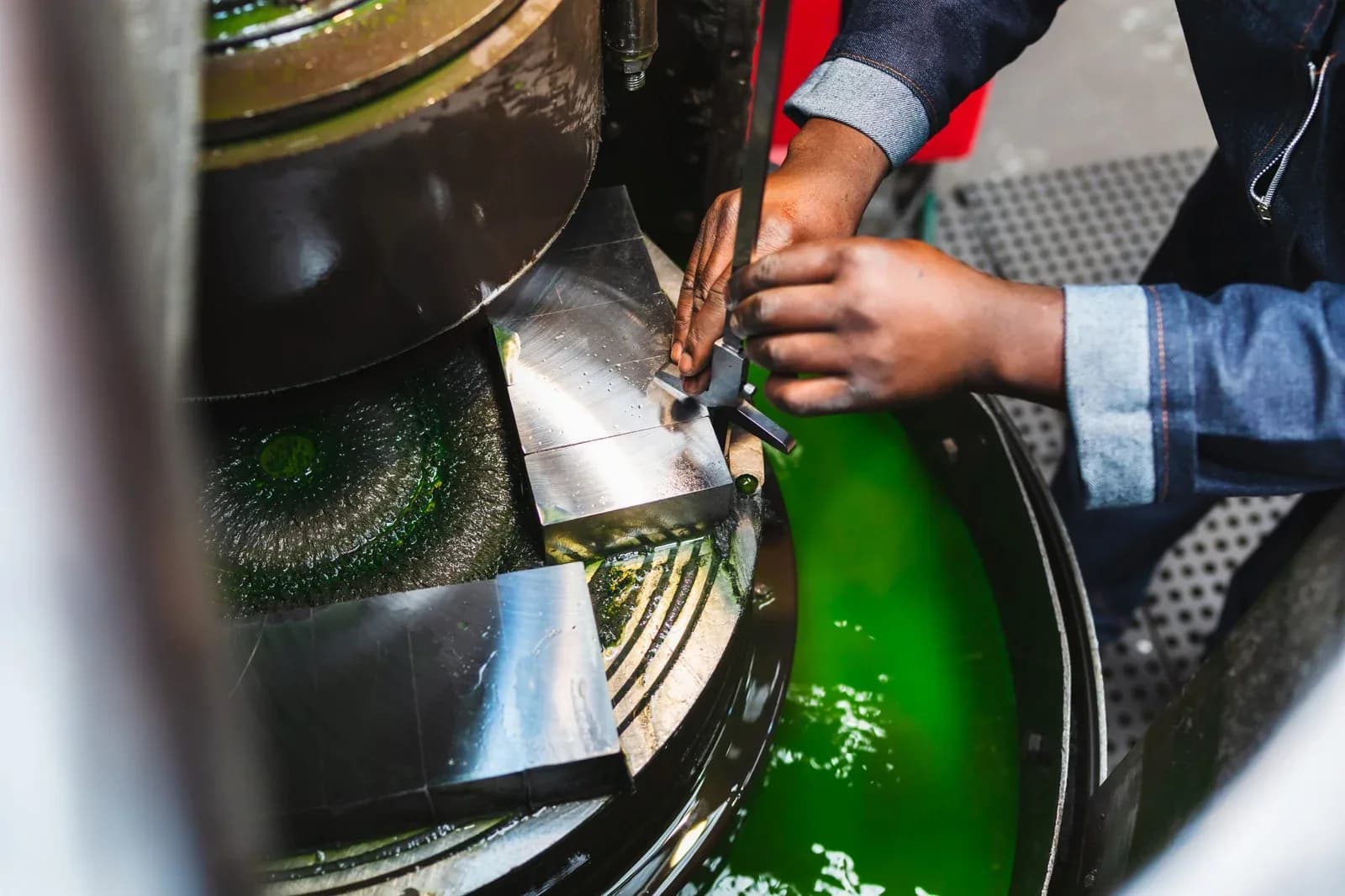 Precision grinding on the sharpening line